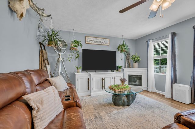 173 Ravenwood Cir, Dickson, TN 37055