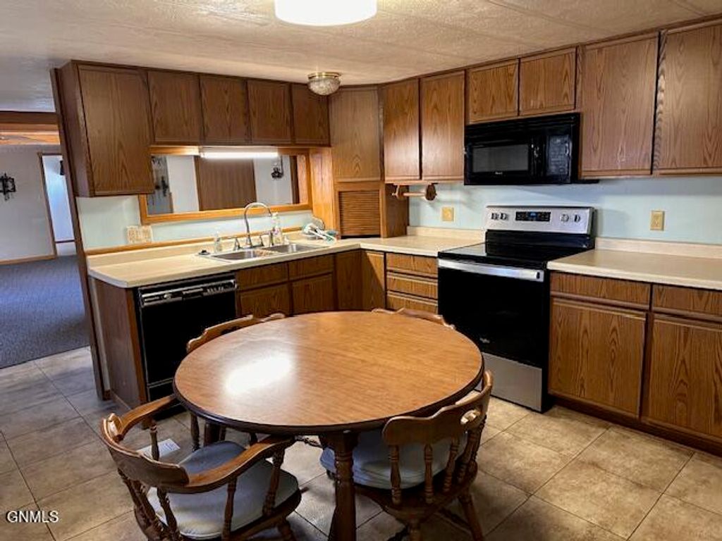 414 Bedford Boulevard, Bismarck, ND 58504 photo 3