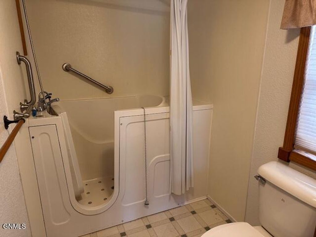 414 Bedford Boulevard, Bismarck, ND 58504 photo 9