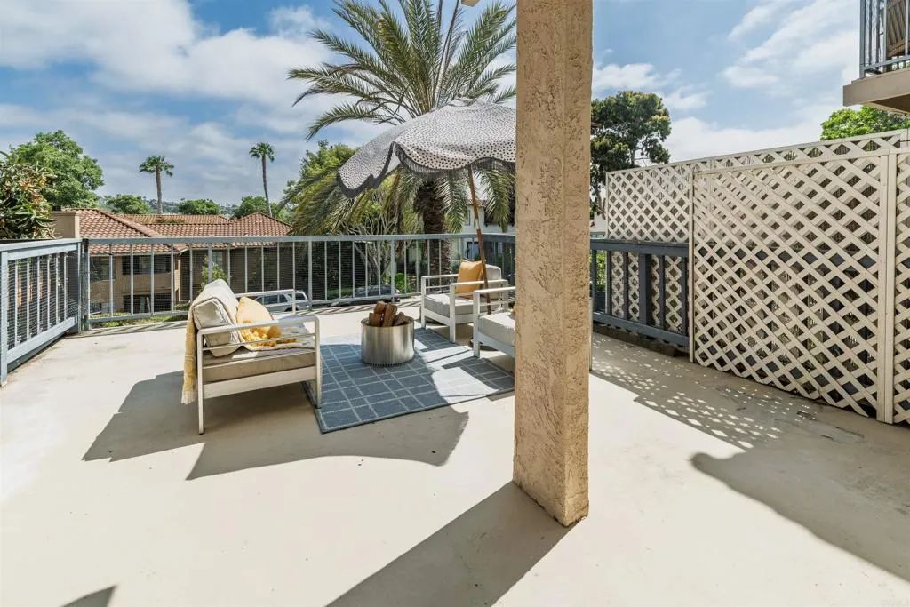 Image 14 of property listing at 2340 Caringa Way B, Carlsbad, CA 92009