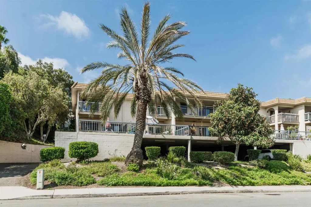 Image 4 of property listing at 2340 Caringa Way B, Carlsbad, CA 92009