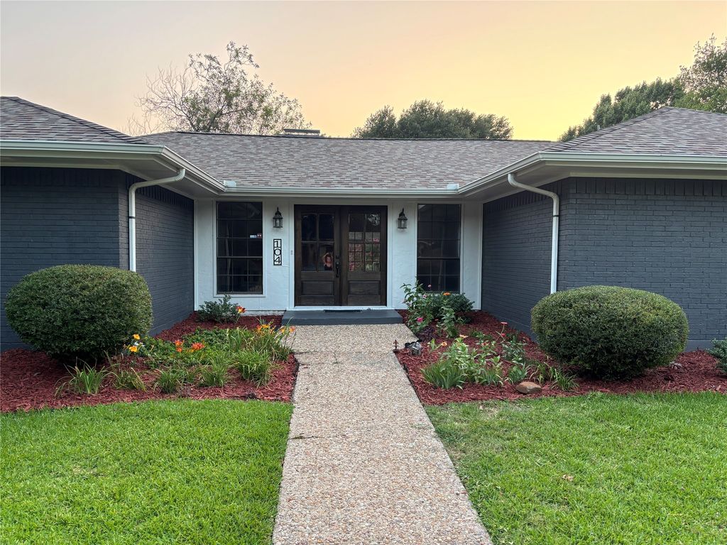 104 Chieftain Drive, Waxahachie, TX 75165