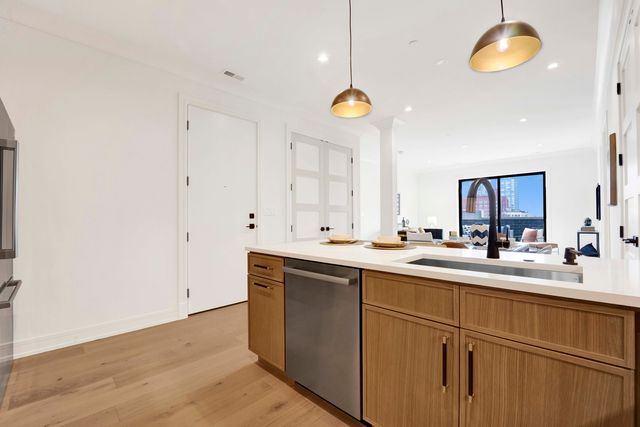 5630 N Broadway Street 4E, Chicago, IL 60660