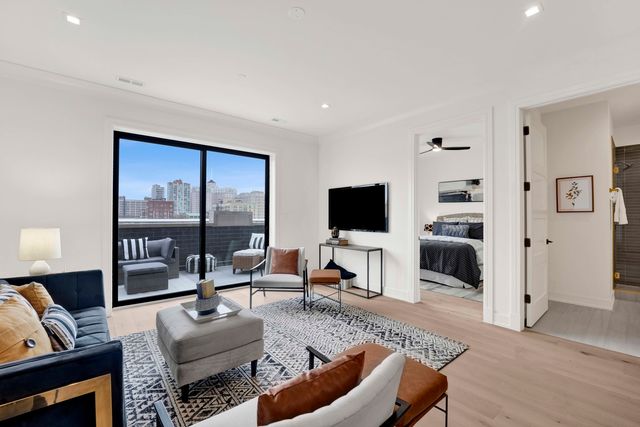 5630 N Broadway Street 4E, Chicago, IL 60660