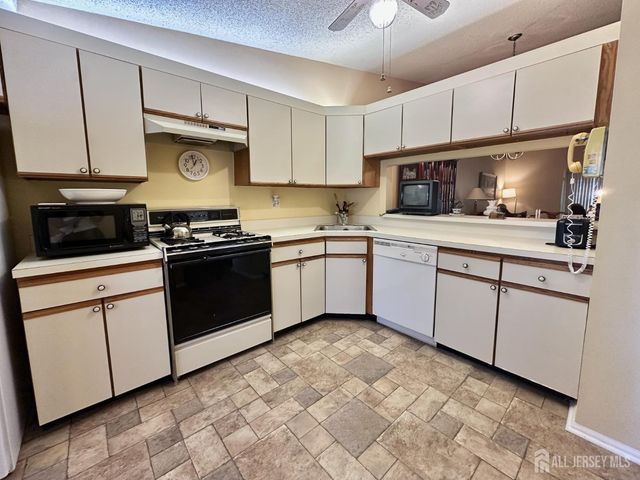 262 Wycoff Way, East Brunswick, NJ 08816
