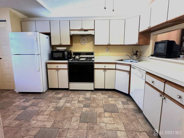 262 Wycoff Way, East Brunswick, NJ 08816
