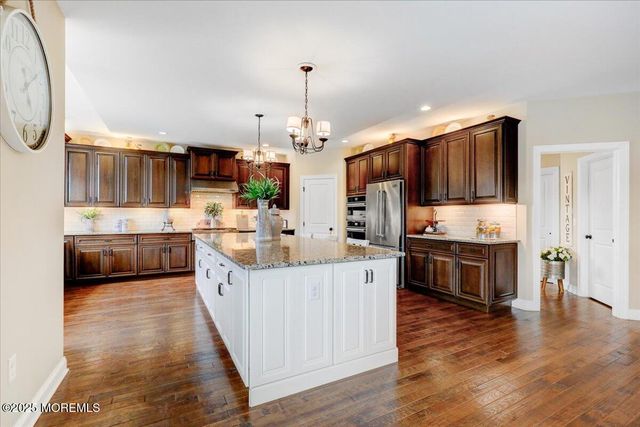 2 Weathervane Circle, Cream Ridge, NJ 08514