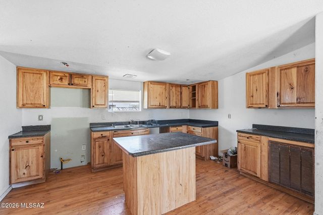 6811 N Guthrie Road, Tucson, AZ 85743