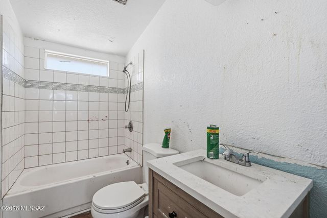 6811 N Guthrie Road, Tucson, AZ 85743