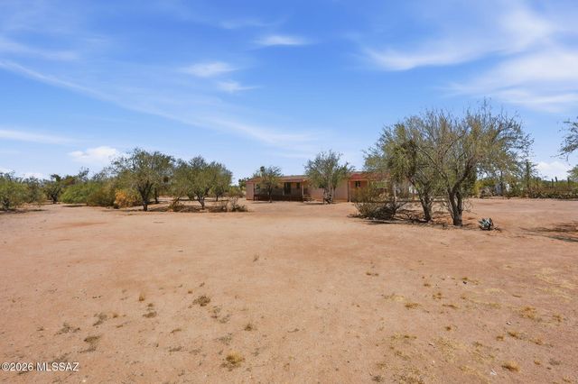 6811 N Guthrie Road, Tucson, AZ 85743