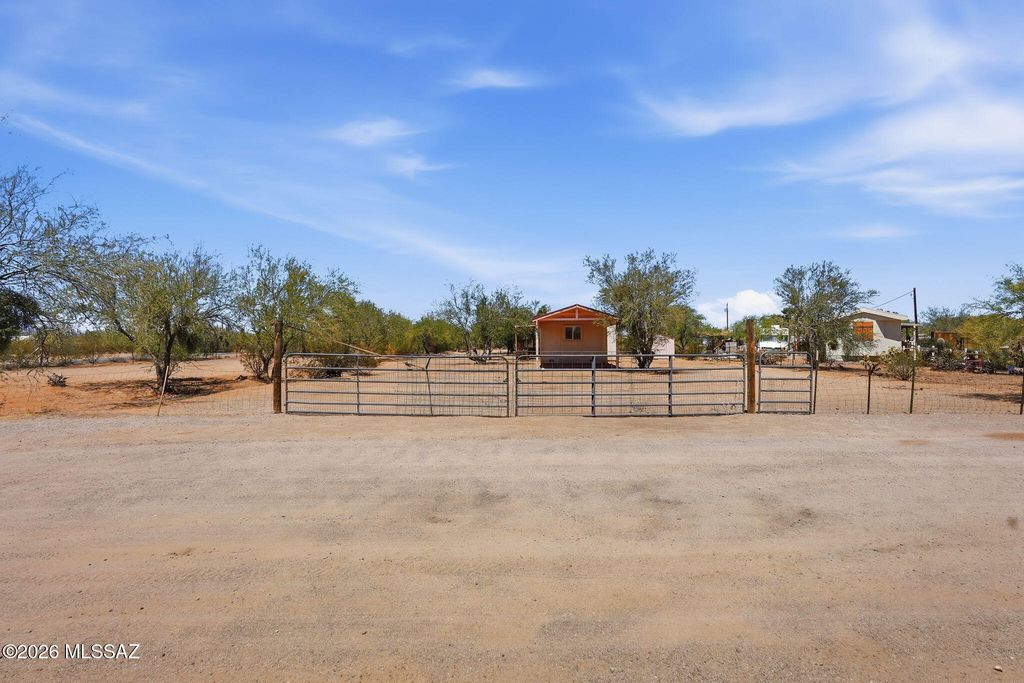 6811 N Guthrie Road, Tucson, AZ 85743