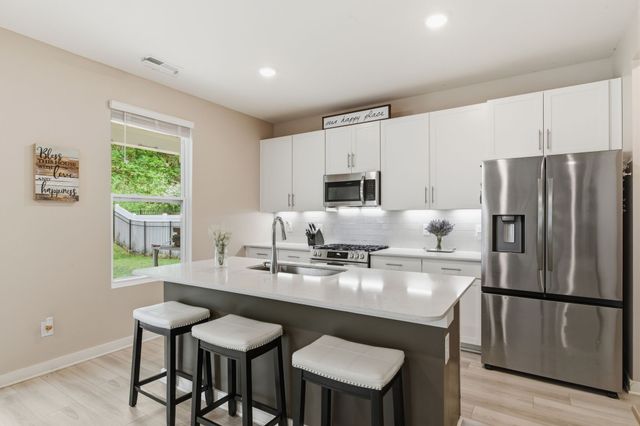 599 Ballard Dr, White House, TN 37188