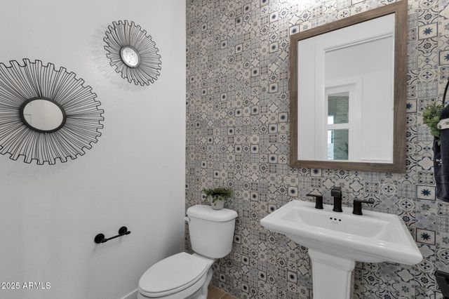 1075 E GLENEAGLE Drive, Chandler, AZ 85249