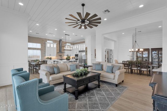 1075 E GLENEAGLE Drive, Chandler, AZ 85249