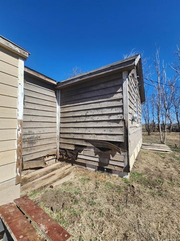 8531 N Ridge Rd, Valley Center, KS 67147