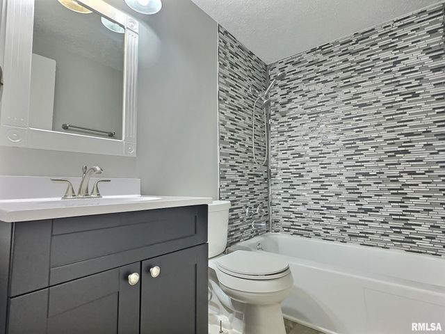 5115 W WOODFERN Road, Peoria, IL 61607