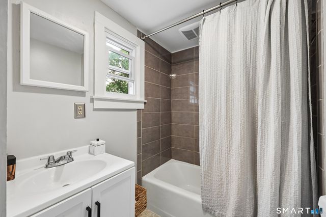10 Middle Lane, Simsbury, CT 06070