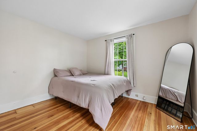10 Middle Lane, Simsbury, CT 06070