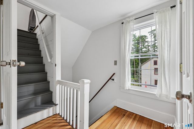 10 Middle Lane, Simsbury, CT 06070