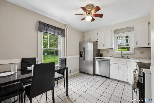 10 Middle Lane, Simsbury, CT 06070