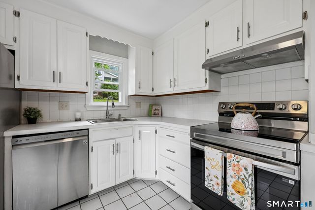 10 Middle Lane, Simsbury, CT 06070