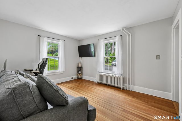 10 Middle Lane, Simsbury, CT 06070