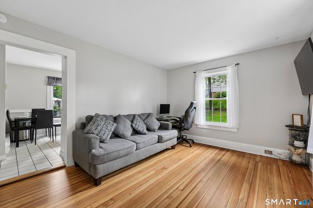 10 Middle Lane, Simsbury, CT 06070