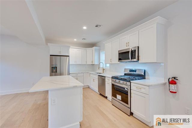 130 Garden Terrace, Edison, NJ 08817