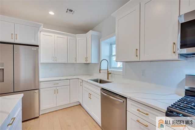 130 Garden Terrace, Edison, NJ 08817