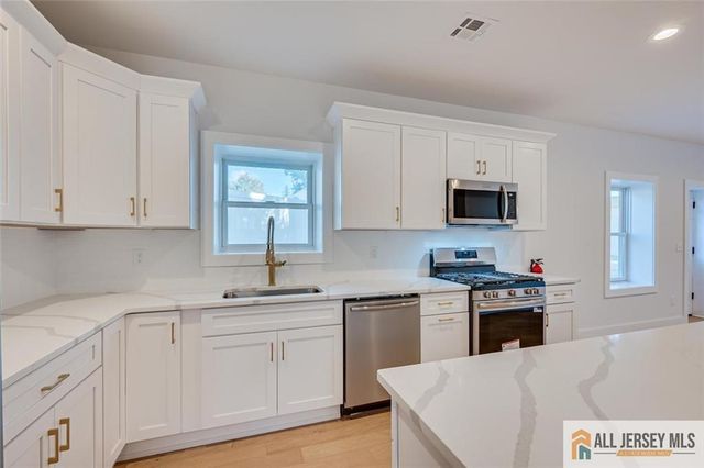 130 Garden Terrace, Edison, NJ 08817
