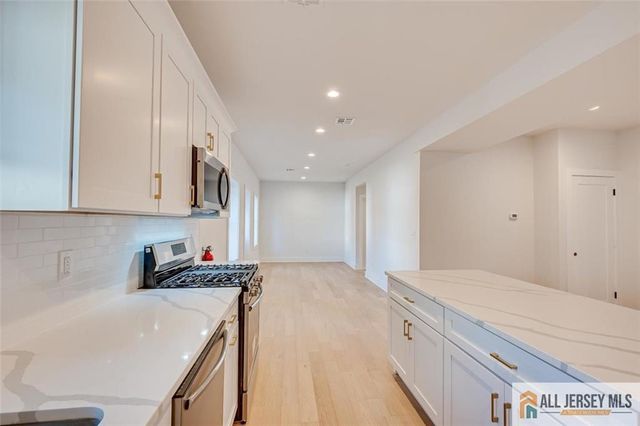 130 Garden Terrace, Edison, NJ 08817