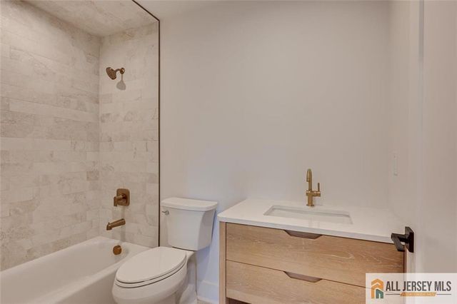 130 Garden Terrace, Edison, NJ 08817