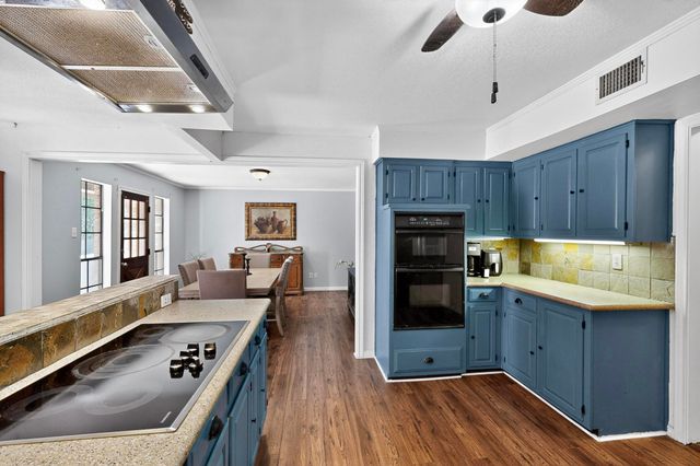 277 Creekwood Drive, Lancaster, TX 75146