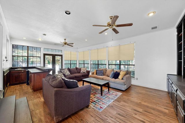 277 Creekwood Drive, Lancaster, TX 75146