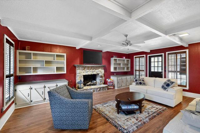 277 Creekwood Drive, Lancaster, TX 75146