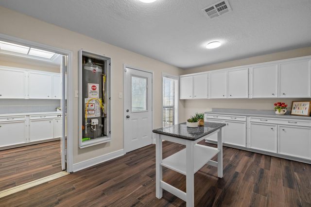 1400 Oak Hollow Drive, Dickinson, TX 77539