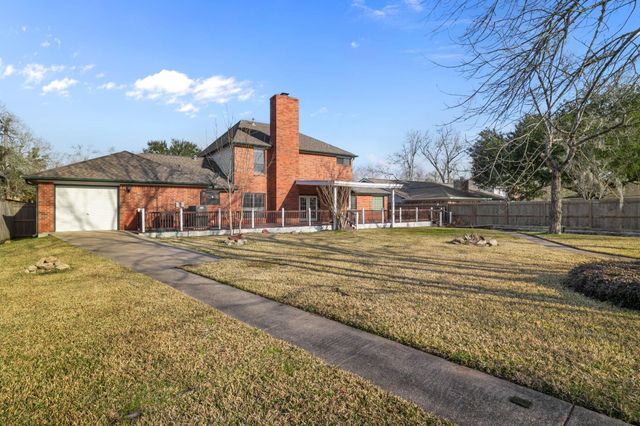 1400 Oak Hollow Drive, Dickinson, TX 77539