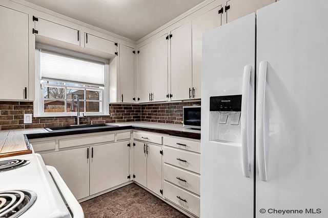 2013 DUNN AVE, Cheyenne, WY 82001