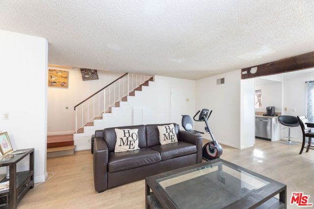 14924 Nordhoff Street 6, North Hills (los Angeles), CA 91343