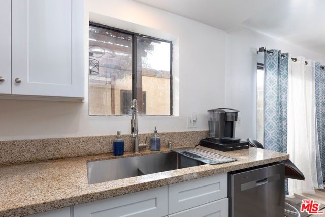 14924 Nordhoff Street 6, North Hills (los Angeles), CA 91343