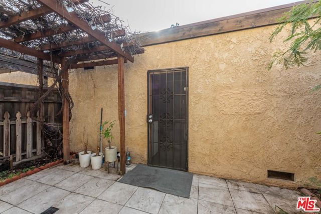 14924 Nordhoff Street 6, North Hills (los Angeles), CA 91343