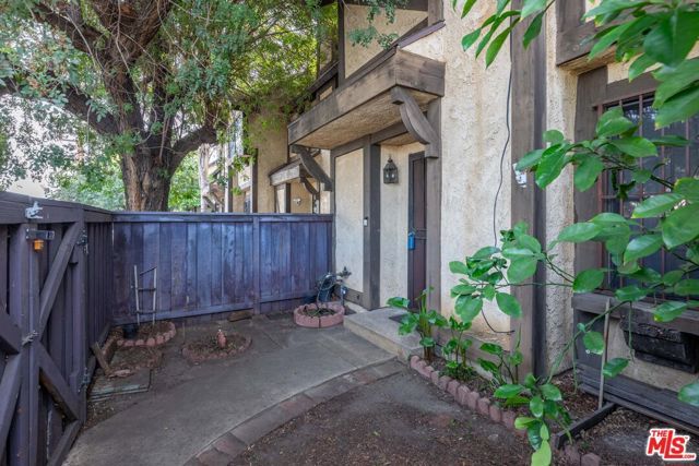 14924 Nordhoff Street 6, North Hills (los Angeles), CA 91343