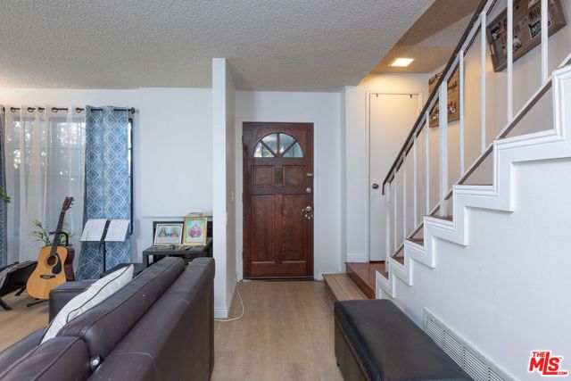 14924 Nordhoff Street 6, North Hills (los Angeles), CA 91343