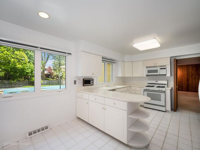 2626 Farnsworth Lane, Northbrook, IL 60062