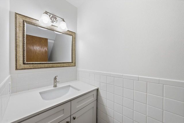 W56N710 Hawthorne AVENUE, Cedarburg, WI 53012