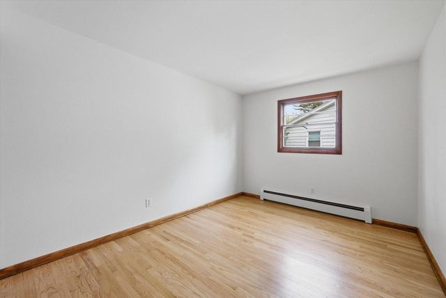 W56N710 Hawthorne AVENUE, Cedarburg, WI 53012