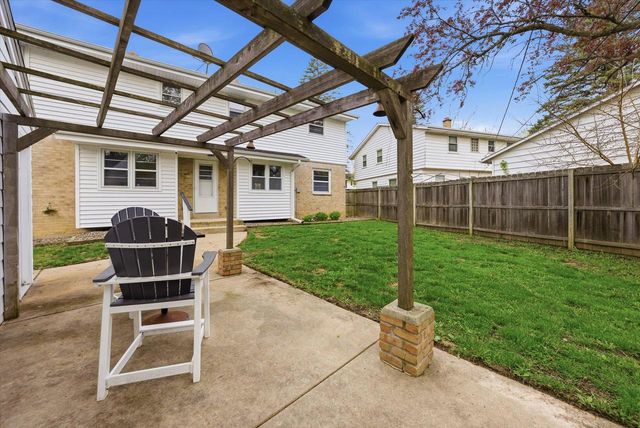 W56N710 Hawthorne AVENUE, Cedarburg, WI 53012