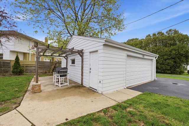 W56N710 Hawthorne AVENUE, Cedarburg, WI 53012