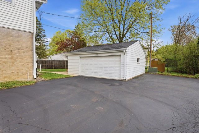 W56N710 Hawthorne AVENUE, Cedarburg, WI 53012