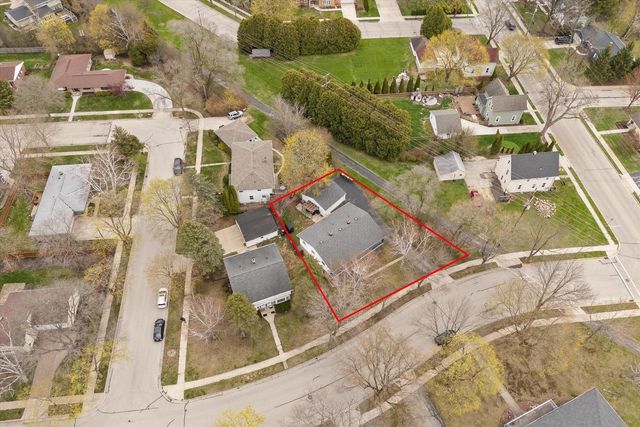 W56N710 Hawthorne AVENUE, Cedarburg, WI 53012